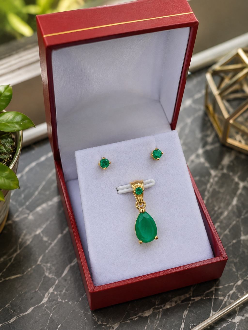 Dije y Topos en Oro 18K con Esmeraldas Naturales Colombianas