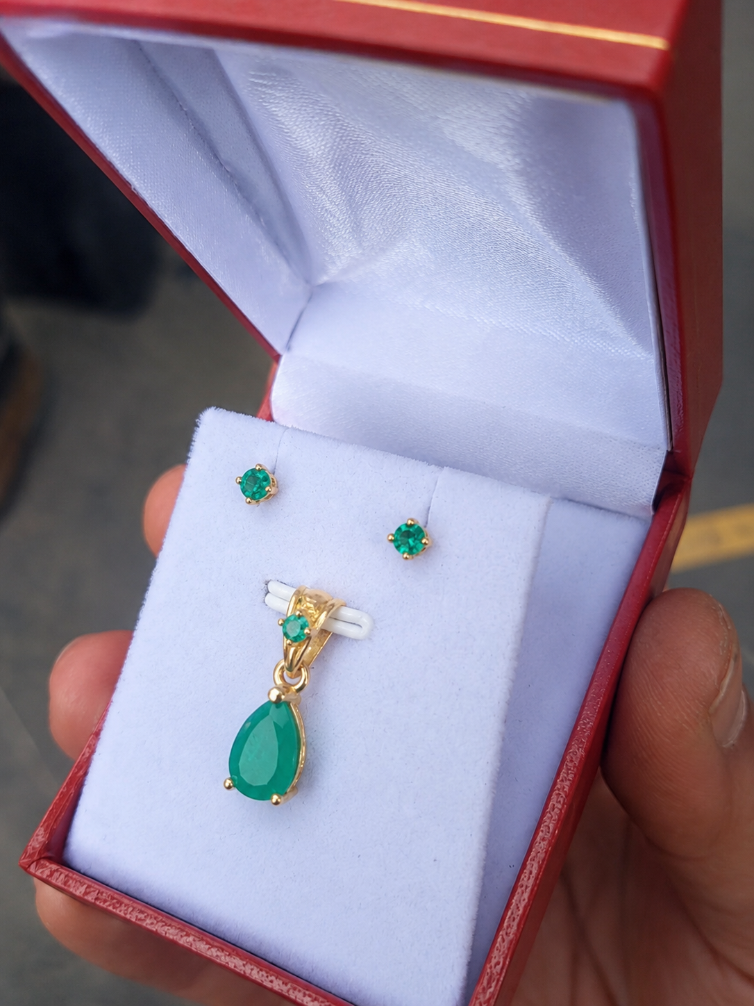Dije y Topos en Oro 18K con Esmeraldas Naturales Colombianas