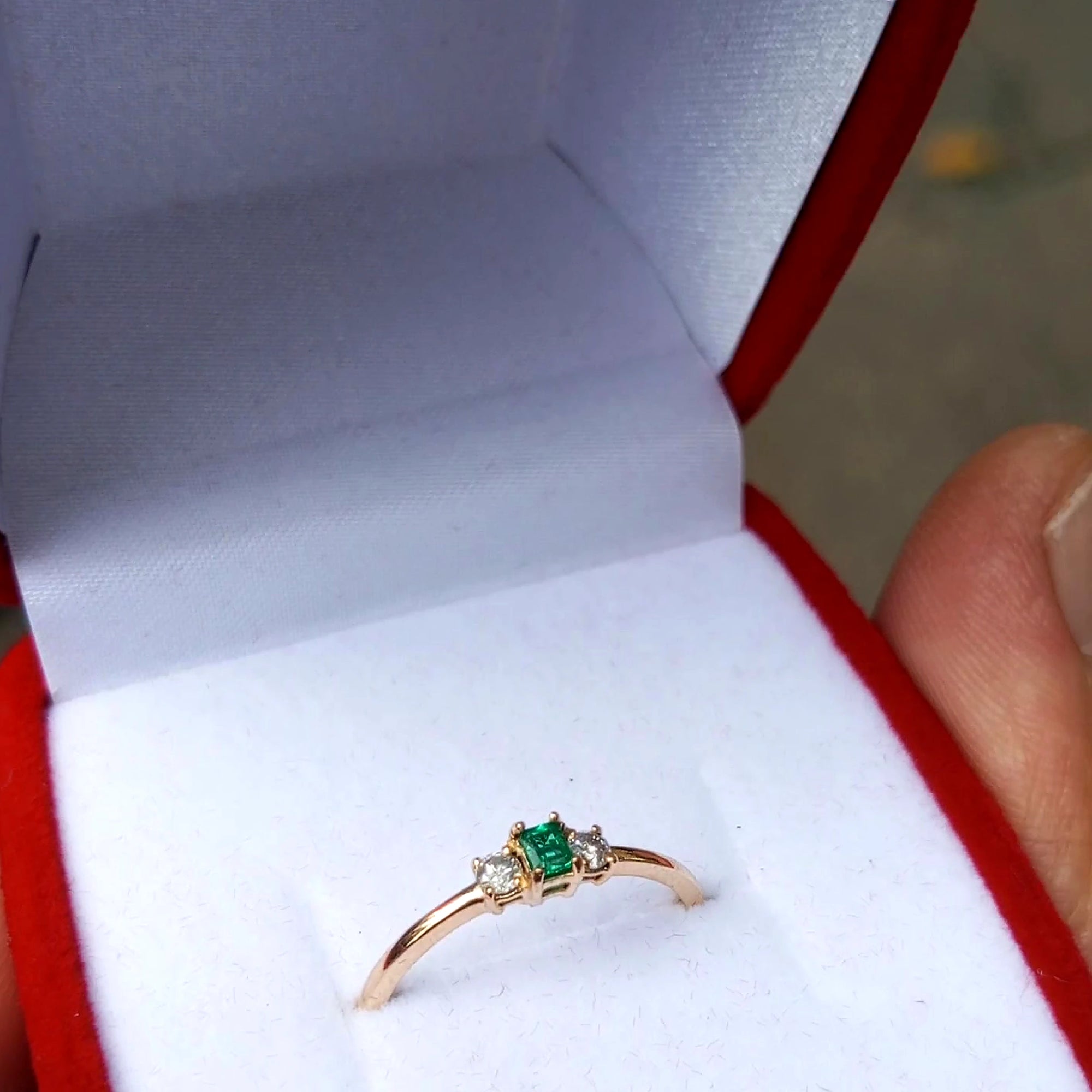 Anillo en Oro 18K con Esmeralda Natural y Diamantes 💍