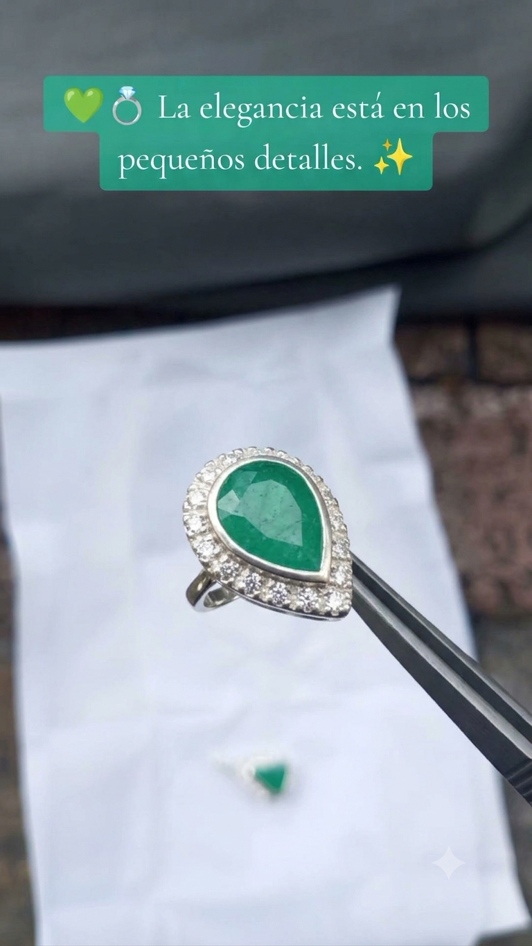 Anillo en Plata Ley 950 con Esmeralda Natural Colombiana Corte Gota