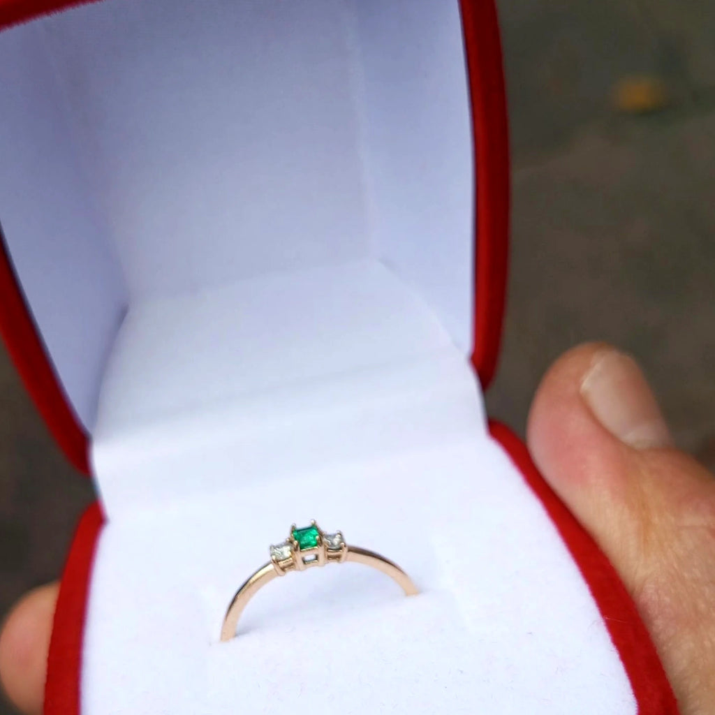 Anillo en Oro 18K con Esmeralda Natural y Diamantes 💍