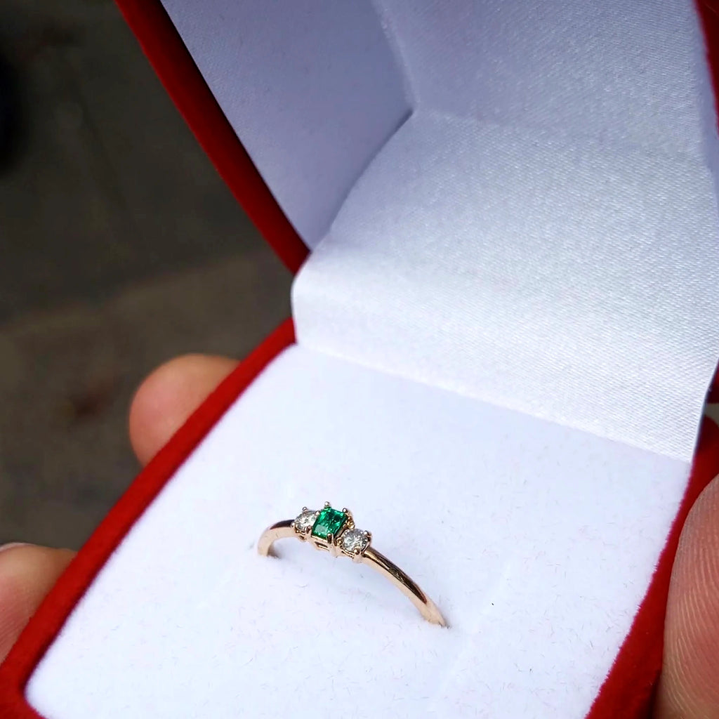 Anillo en Oro 18K con Esmeralda Natural y Diamantes 💍