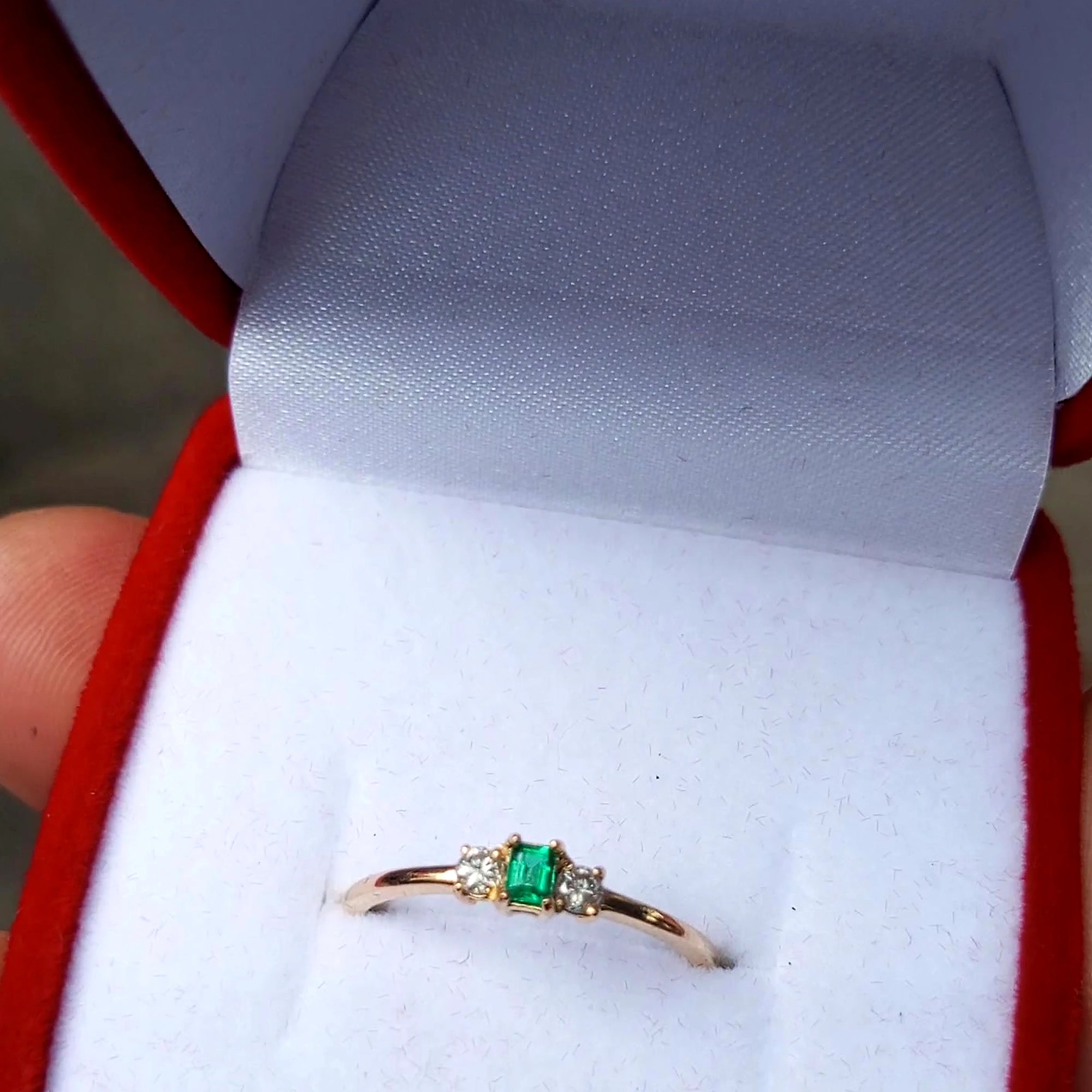 Anillo en Oro 18K con Esmeralda Natural y Diamantes 💍