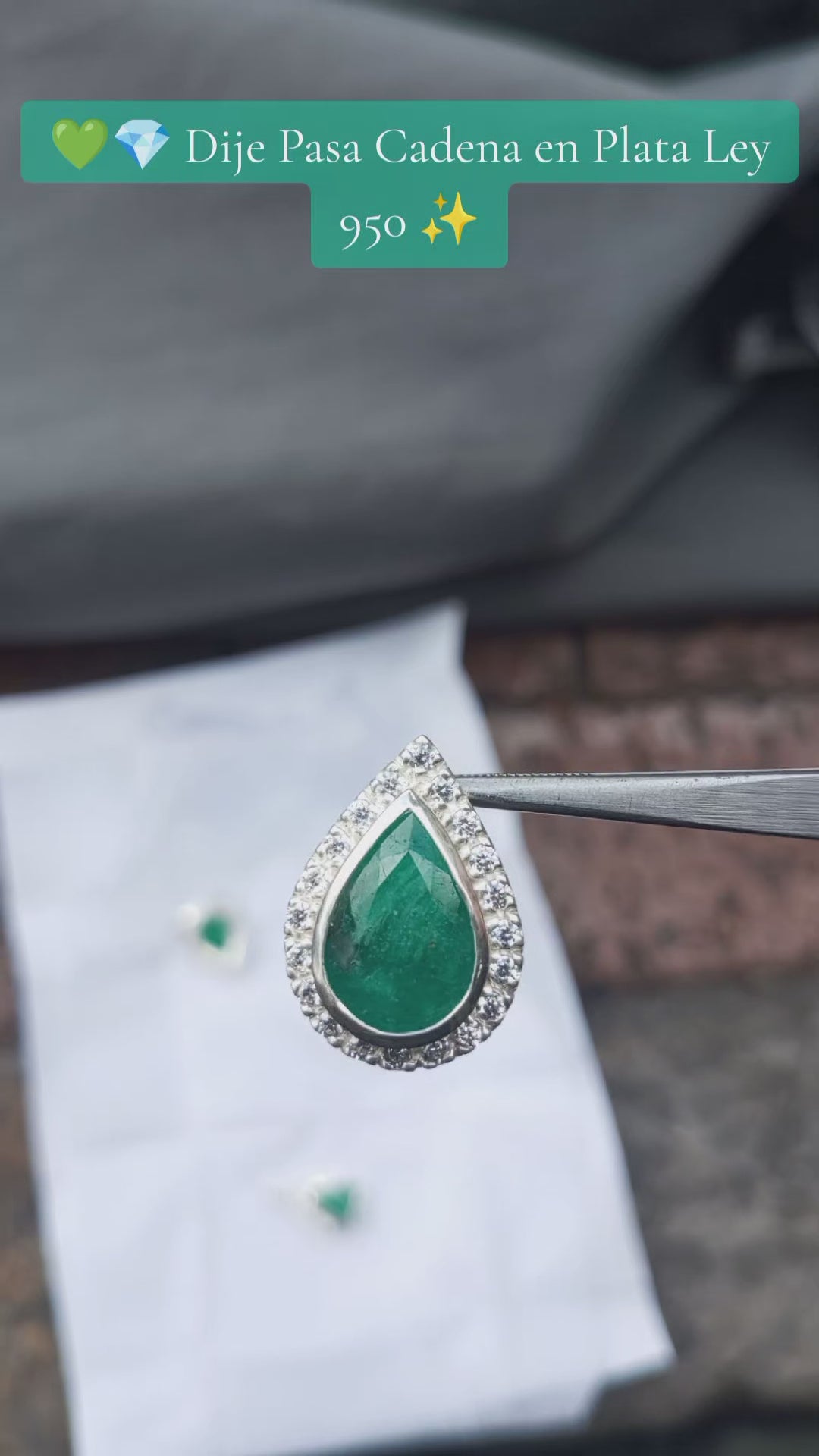 Dije Pasa Cadena en Plata Ley 950 con Esmeralda Natural