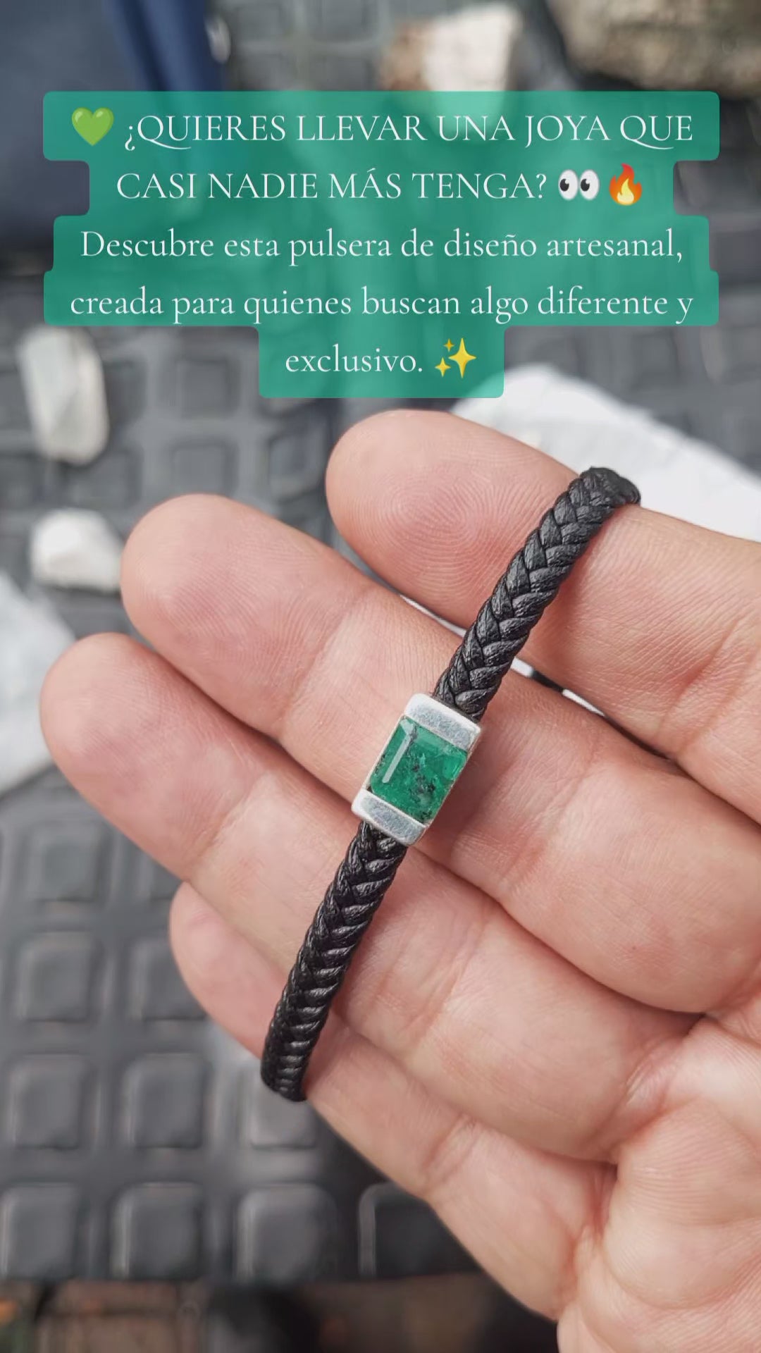 Pulsera en Plata Ley 950 con Esmeralda Natural y Cuero Tejido
