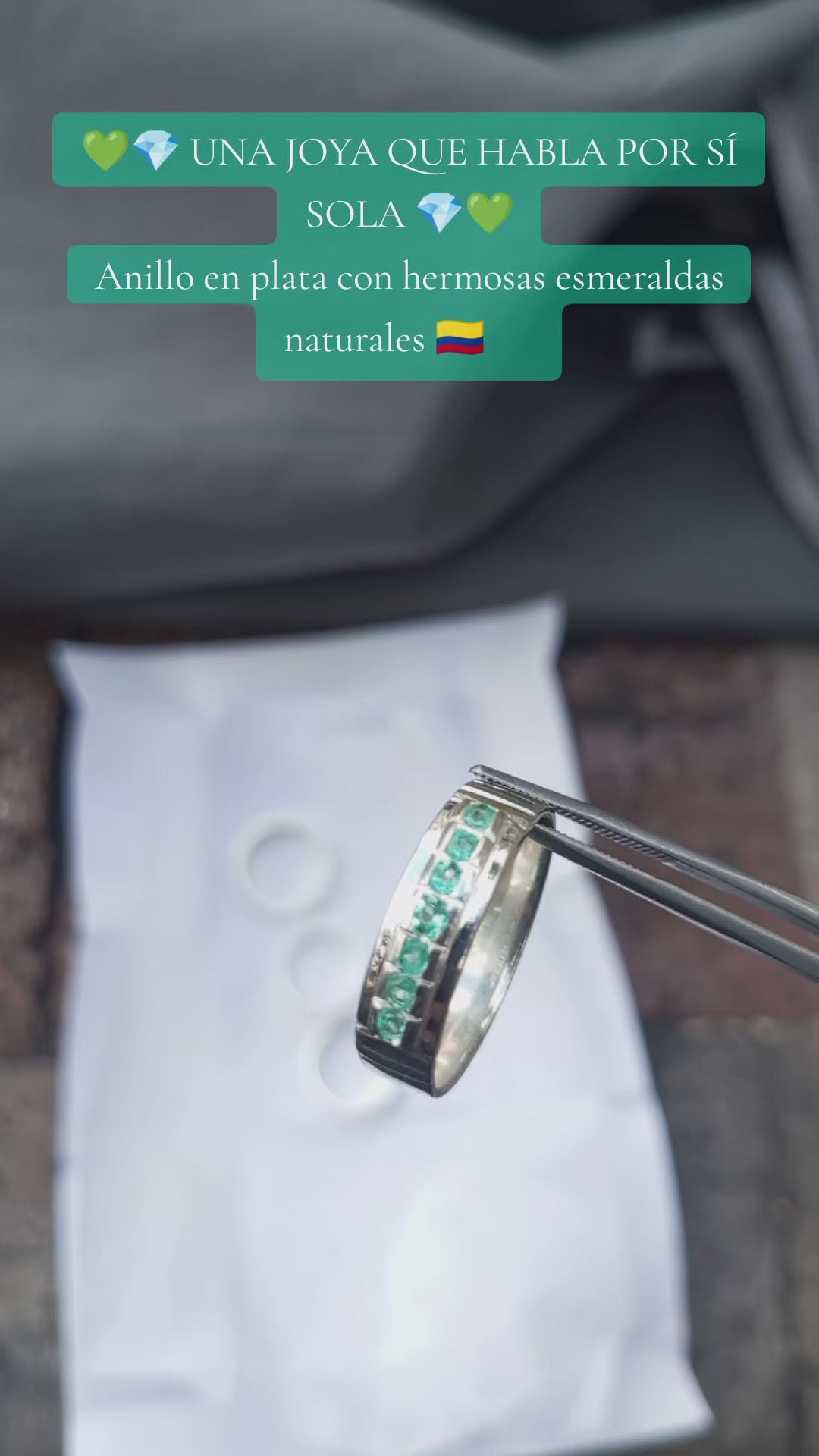 Anillo en Plata con Esmeraldas Naturales Colombianas
