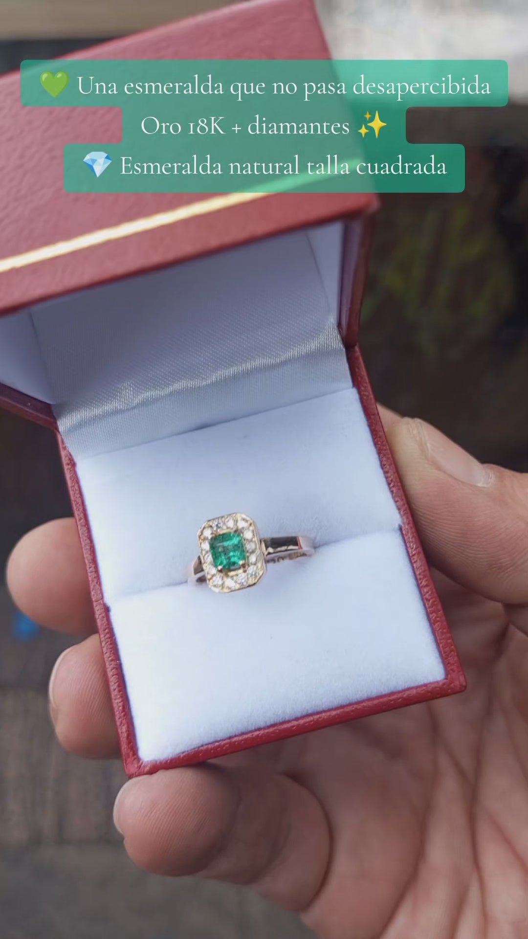 Anillo en Oro 18K con Esmeralda Natural Talla Cuadrada y Diamantes