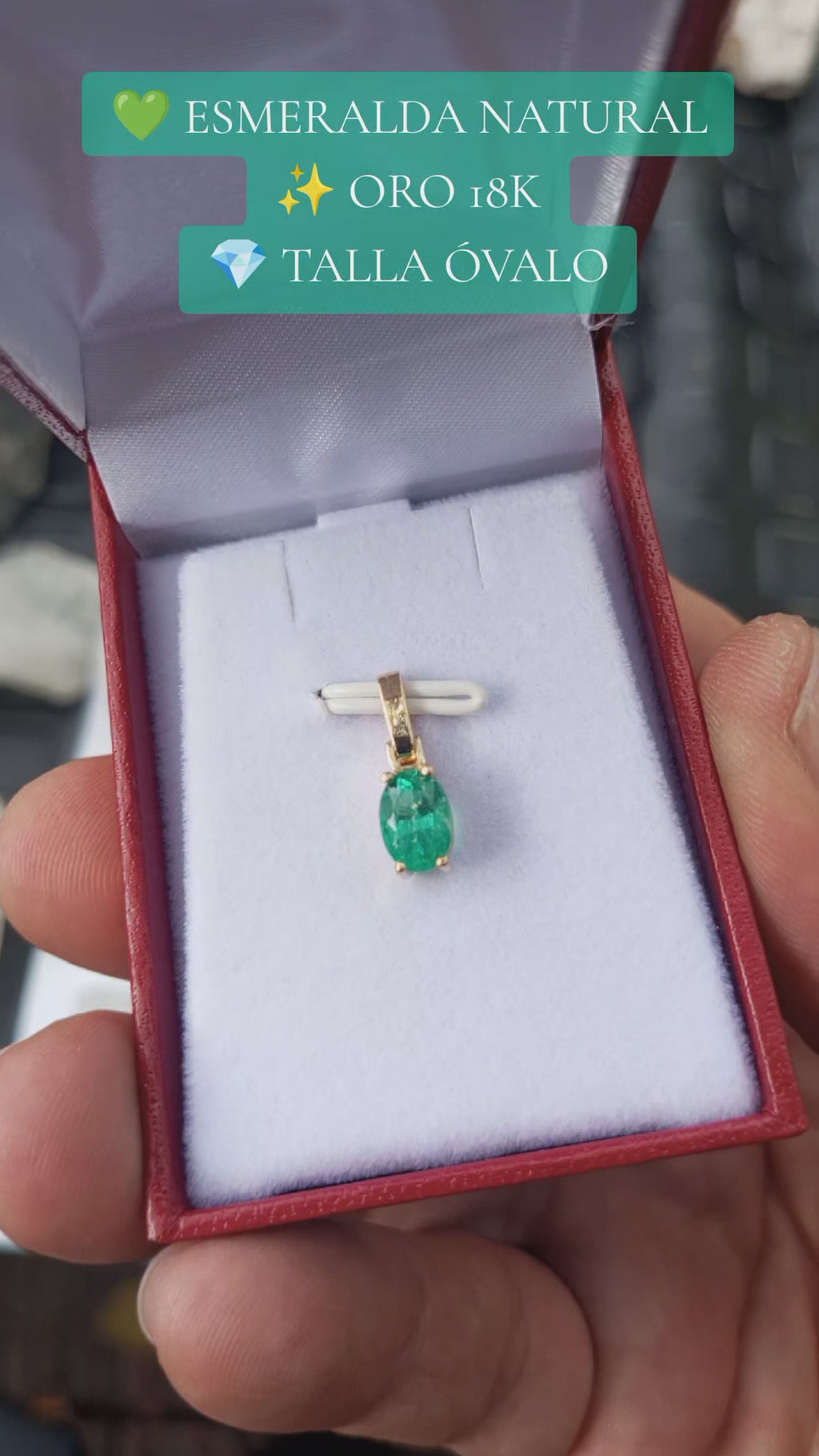Dije en Oro 18K con Esmeralda Natural Talla Óvalo