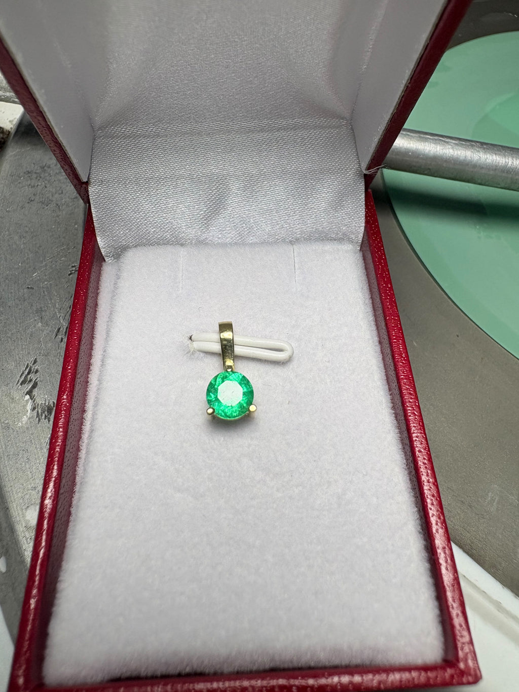 Dije en Oro 18K con Esmeralda Natural Talla Redonda