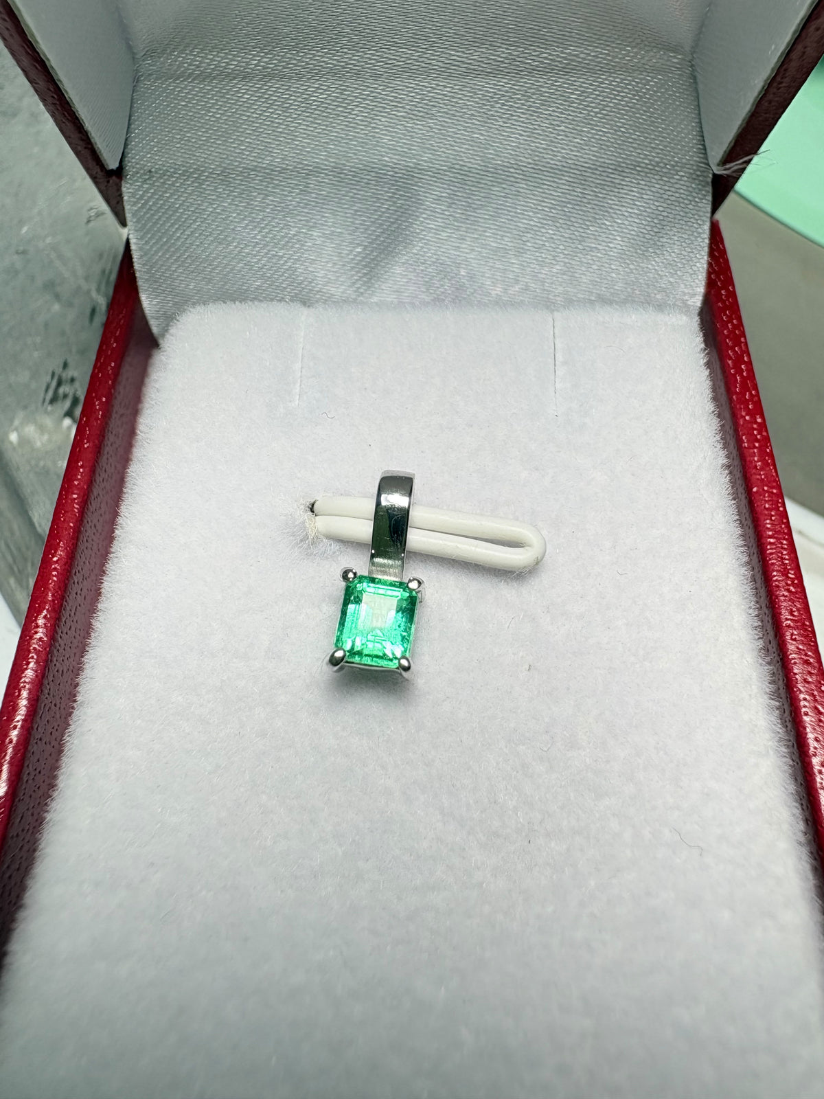Dije en Oro Blanco 18K con Esmeralda Natural