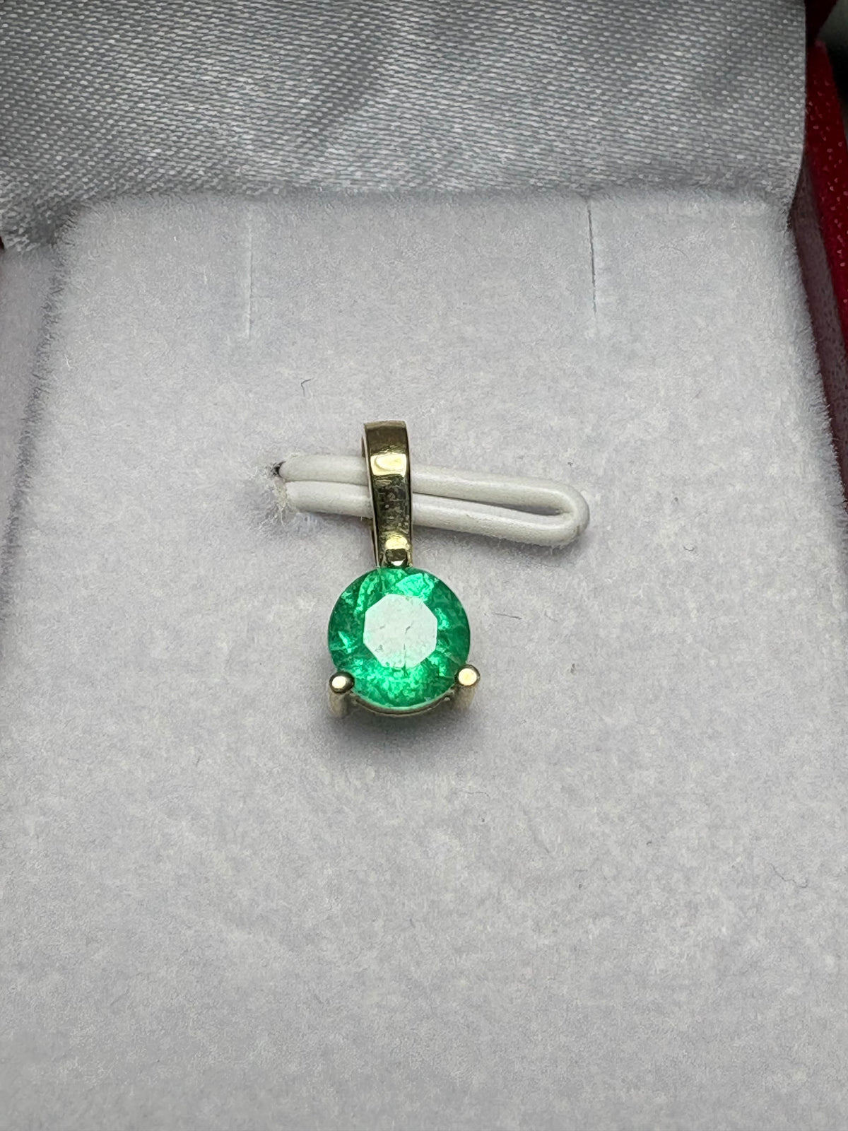 Dije en Oro 18K con Esmeralda Natural Talla Redonda