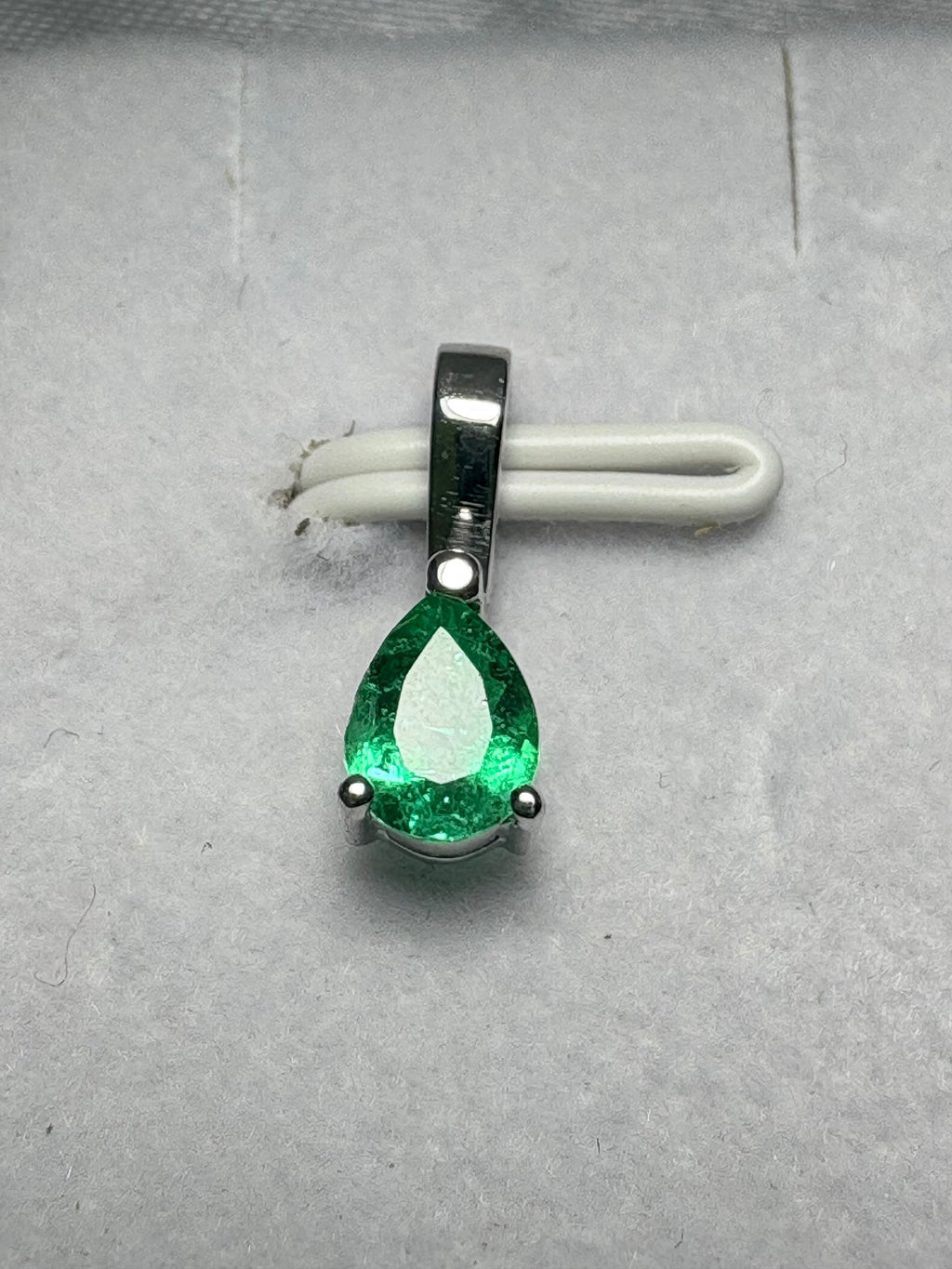 Dije en Oro Blanco 18K con Esmeralda Natural Talla Lágrima