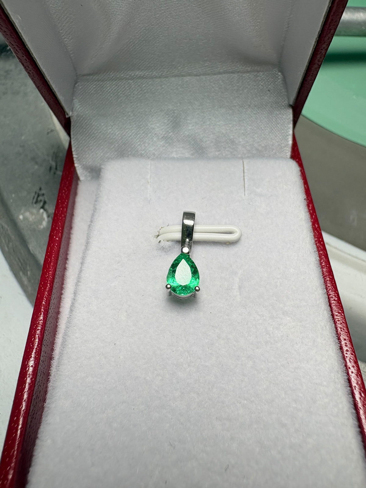 Dije en Oro Blanco 18K con Esmeralda Natural Talla Lágrima