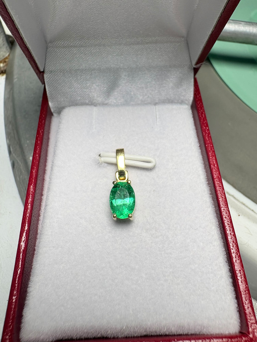 Dije en Oro 18K con Esmeralda Natural Talla Óvalo
