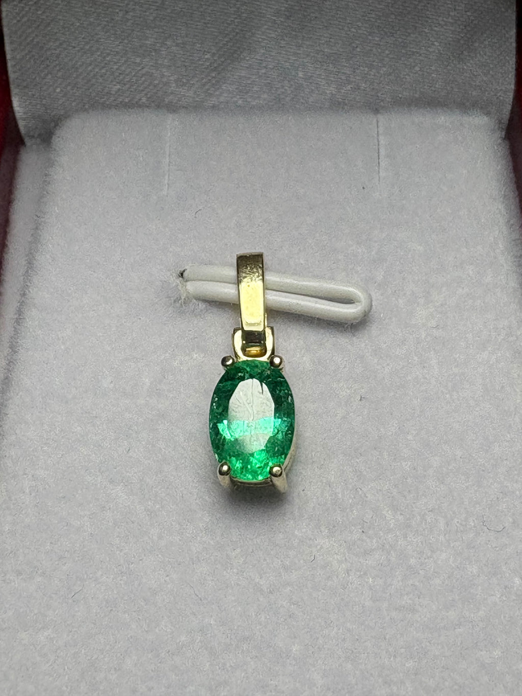 Dije en Oro 18K con Esmeralda Natural Talla Óvalo
